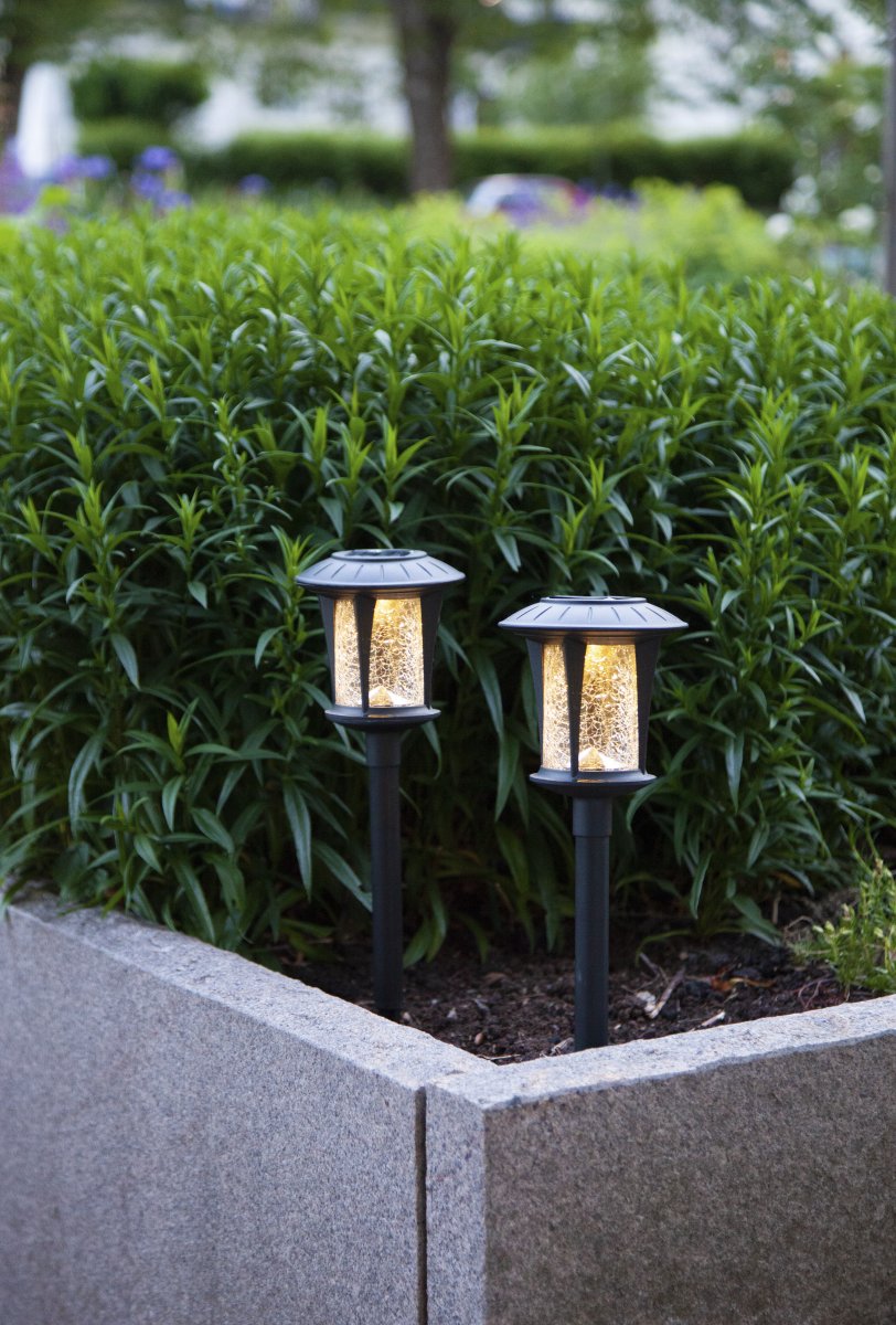Monaco 2-pk Sort solcellelampe Fra Star Trading - Lamperne oplades af solen i løbet af dagen og tænder automatisk, når mørket falder på, for enkel og energieffektiv udendørsbelysning.