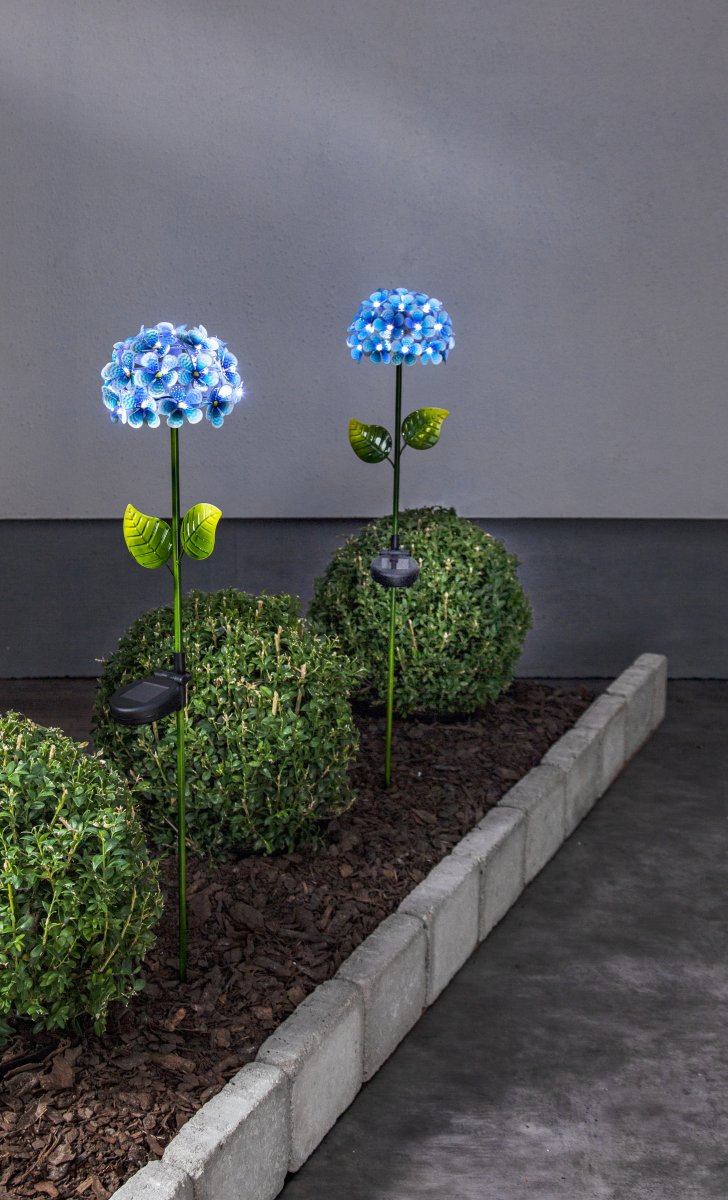 Hortensia Blå solcellelampe Fra Star Trading - Lavet af metal i blå og grønne nuancer, bliver den et dekorativt element i blomsterbede, potter eller lange stier.