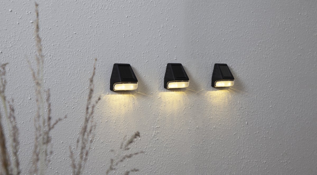 Mini 3-p Sort solcellelampe Fra Star Trading - Perfekt til montering på facaden, langs trapper eller på hegn, hvor de både øger synligheden og skaber en indbydende atmosfære.