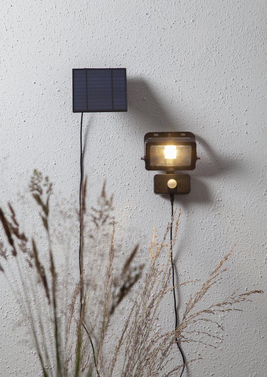 Powerspot Sort solcellelampe Fra Star Trading - Separat panel med 300 cm kabel gør det nemt at placere spotlyset i skyggen og panelet i solen.