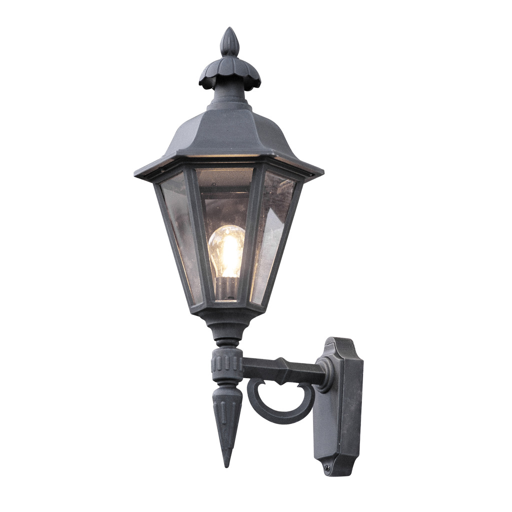 Pallas Sort udendørslampe Fra Konstsmide - Med sit lanterneformede design og klare glaspaneler spreder lampen et varmt og indbydende lys, der er perfekt til indgange, terrasser og gangbroer.