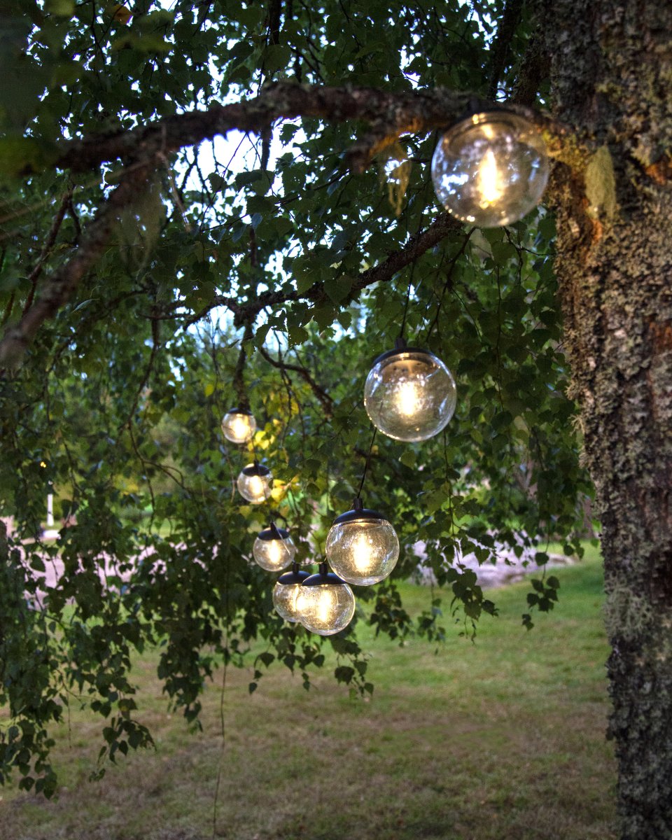 Globe Sort solcellelampe Fra Star Trading - Selve paneldelen er fastgjort med et 170 cm kabel fra den sidste globus, dette gør det nemt at placere panelet i direkte sollys, hvilket er nødvendigt for at oplade det medfølgende batteri.