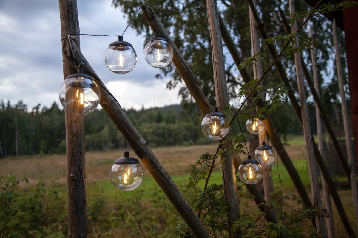 Globe Sort solcellelampe Fra Star Trading - Selve paneldelen er fastgjort med et 170 cm kabel fra den sidste globus, dette gør det nemt at placere panelet i direkte sollys, hvilket er nødvendigt for at oplade det medfølgende batteri.