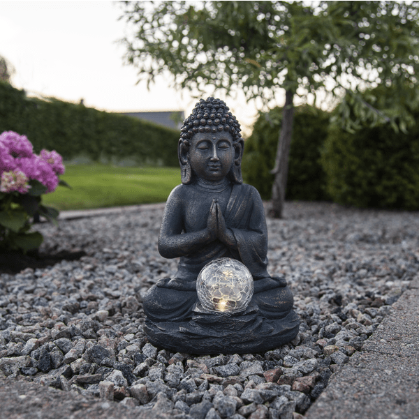 Buddha Grå solcellelampe Fra Star Trading - Solcelledekorationen Buddha er en sl&aring;ende og beroligende ornament i gr&aring; polyresin med en lys bronzesmeltet overflade.