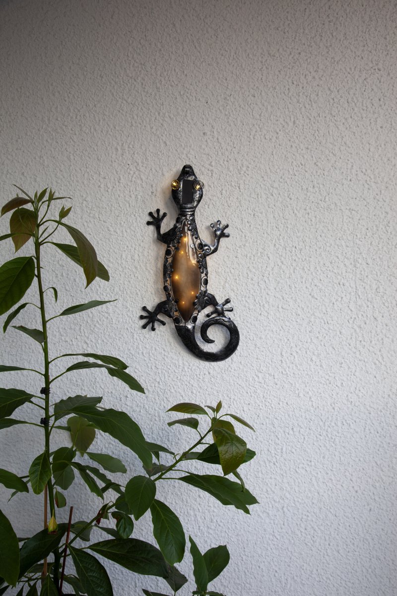 Gecko Sort solcellelampe Fra Star Trading - Den er lavet af sort metal og vil være et iøjnefaldende element på facaden, altanen eller i haven.