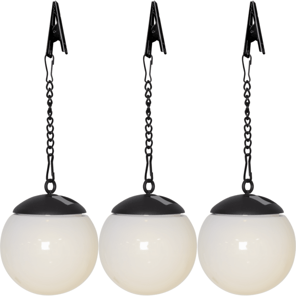 Globus 3-pk Hvid solcellelampe Fra Star Trading - Globus i en pakke med 3 er stilfulde h&aelig;ngende solcellelamper lavet af hvidt PS, der er nemme at h&aelig;nge op med den medf&oslash;lgende 13 cm lange k&aelig;de og klips.