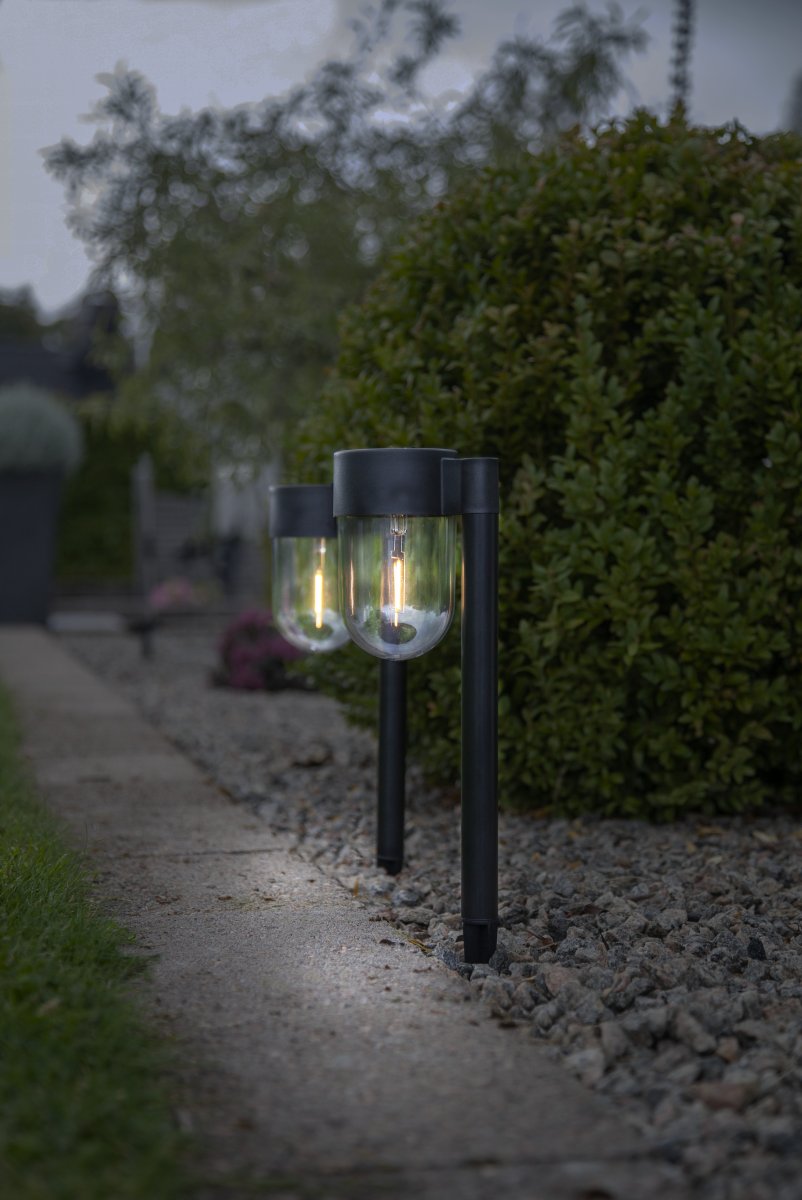 Cupola 2-p Sort solcellelampe Fra Star Trading - Cupola solar-lampen er en 2-pak gangbelysning med et hængende kuppelformet glas lavet af akryl.