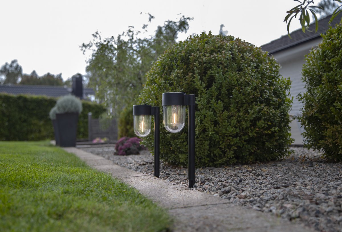 Cupola 2-p Sort solcellelampe Fra Star Trading - Cupola solar-lampen er en 2-pak gangbelysning med et hængende kuppelformet glas lavet af akryl.