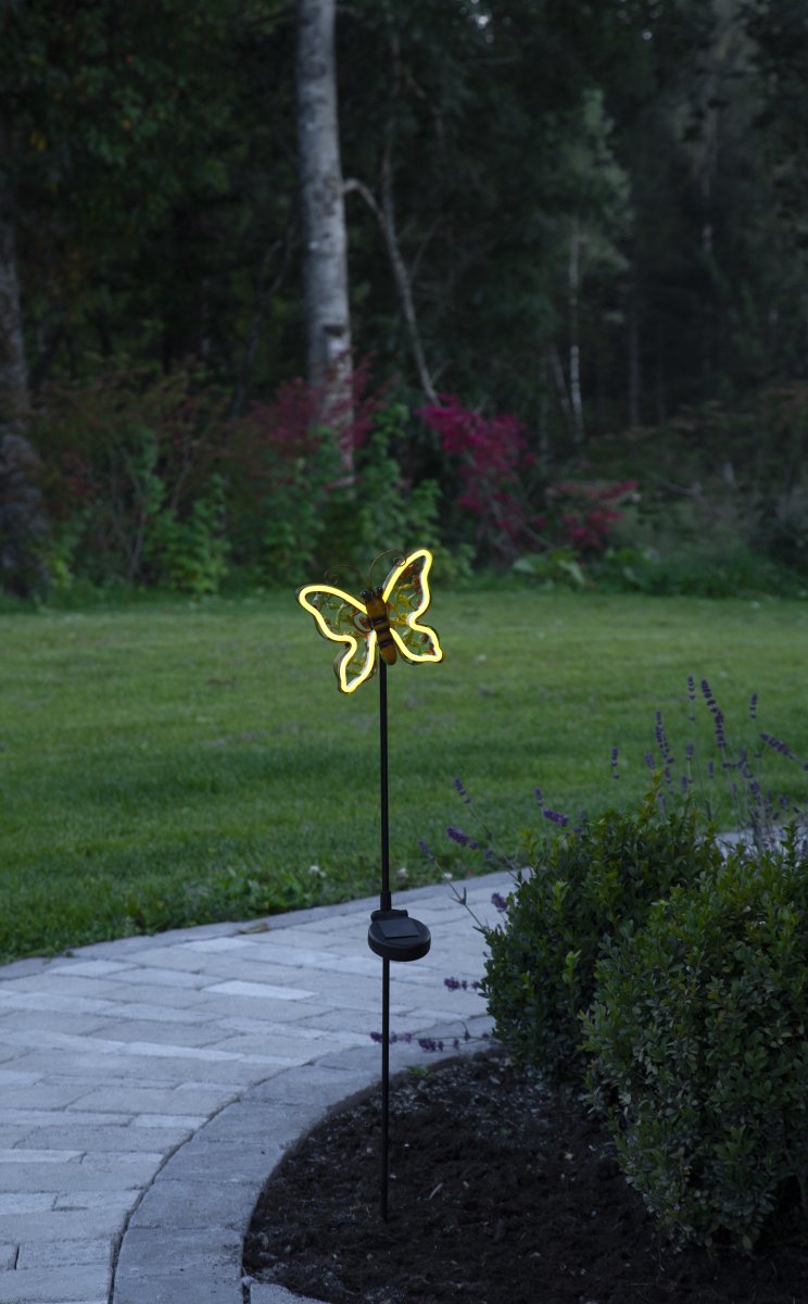 Butterfly Bronze solcellelampe Fra Star Trading - Linny Butterfly solcellestokken er en havedekoration i tr&aelig; i form af en sommerfugl i bronzefarvet metal med udsk&aring;ret m&oslash;nster.