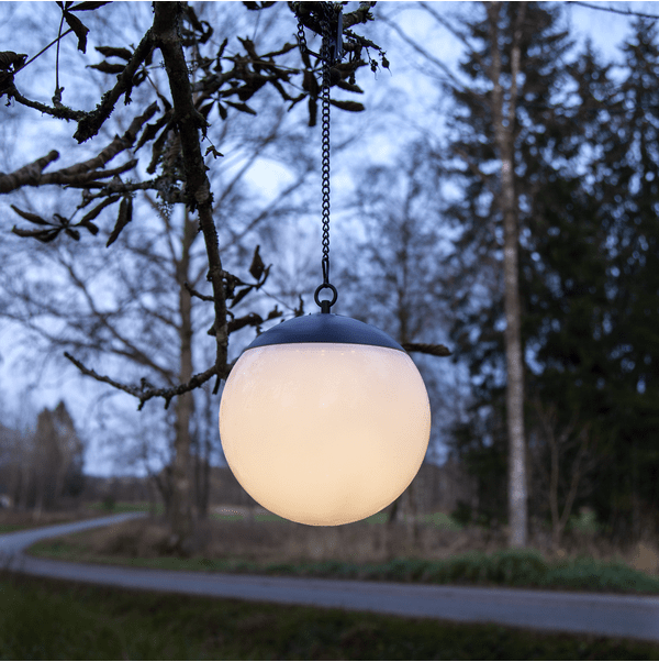 Globus Hvid solcellelampe Fra Star Trading - Globus er en stilfuld h&aelig;ngende solcellelampe lavet af hvidt PS, der er nem at h&aelig;nge op med den medf&oslash;lgende k&aelig;de og klips.