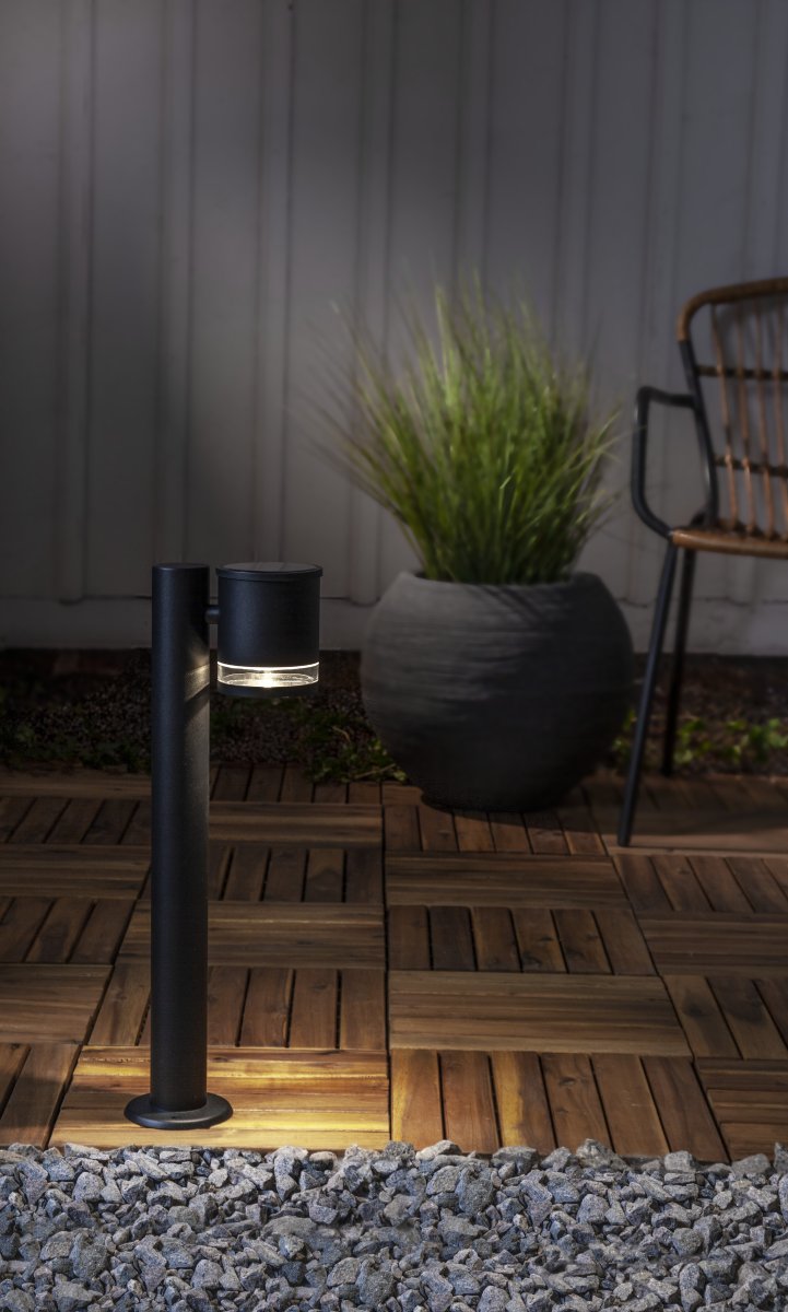 Vienna Sort solcellelampe Fra Star Trading - Den er fin at placere i entre, terrasse eller altan.