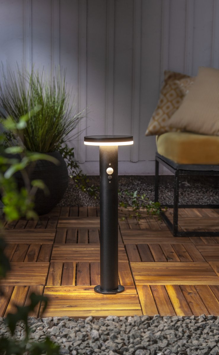 Valletta Sort solcellelampe Fra Star Trading - Gennem et tredje tryk på&aring; ON er den funktion, der giver 800 lumen i cirka 45 sekunder og derefter går den ned til 60 lumen, indtil PIR aktiveres der; den går op til 800 lumen igen.