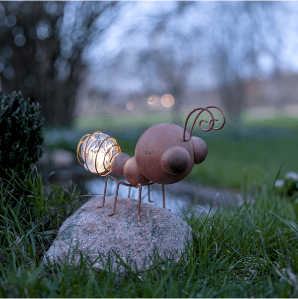 Oxida Rust solcellelampe Fra Star Trading - Oxida Myra solcellelampe vil v&aelig;re fin at pynte med i en urtepotte, eller i et blomsterbed og den er lige s&aring; smuk t&aelig;ndt som slukket.