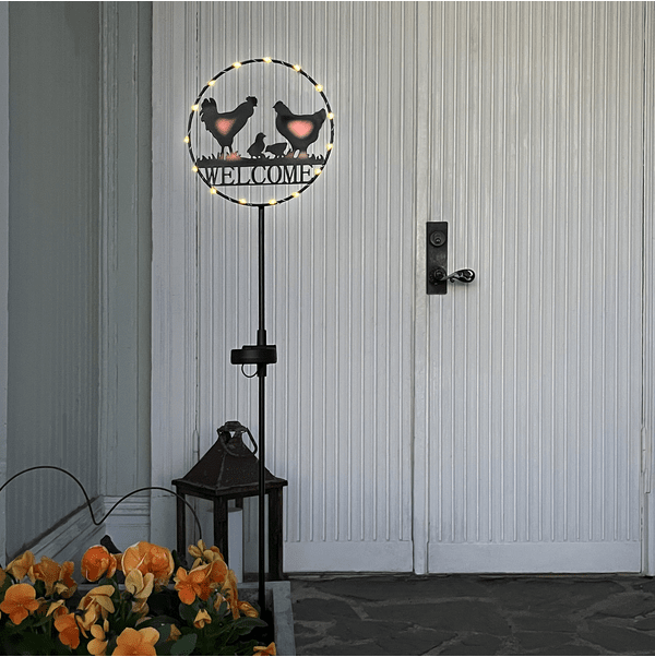 Welcome Sort solcellelampe Fra Star Trading - Velkommen solcellestokken er en dørdekoration i træ med et udskåret motiv af horn og teksten Velkommen.