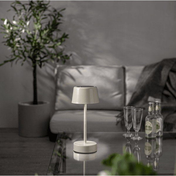 Solei Beige solcellelampe Fra Star Trading - Lampen oplader dels via solen, men kan også oplades med det medfølgende USB-kabel.