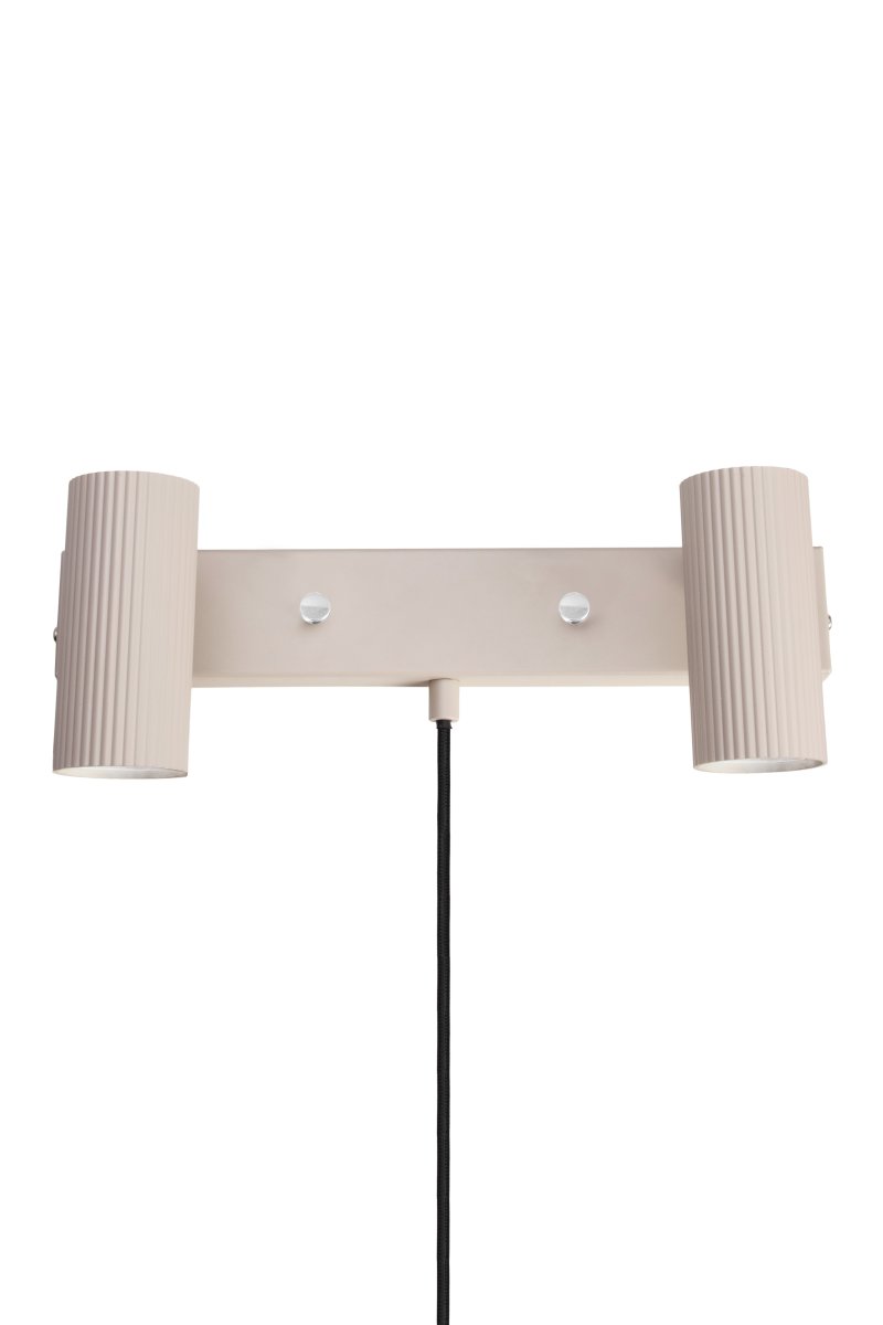 Hubble Beige læselampe Fra Globen Lighting - Væglampen Hubble er en moderne væglampe med to rørformede og riflede skærme af metal.