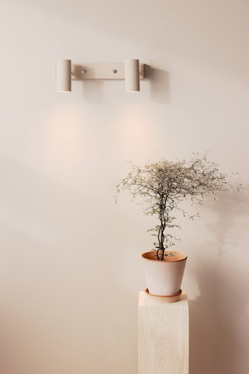 Hubble Beige læselampe Fra Globen Lighting - Væglampen Hubble er en moderne væglampe med to rørformede og riflede skærme af metal.