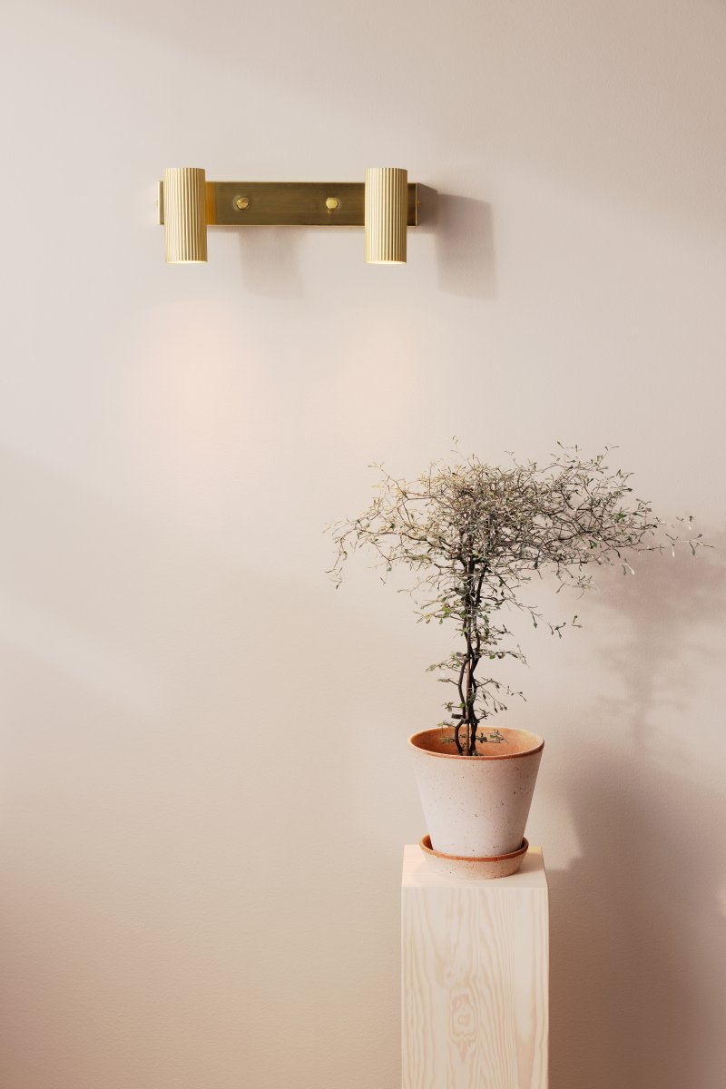 Hubble Børstet messing læselampe Fra Globen Lighting - Væglampen Hubble er en moderne væglampe med to rørformede og riflede skærme af metal.