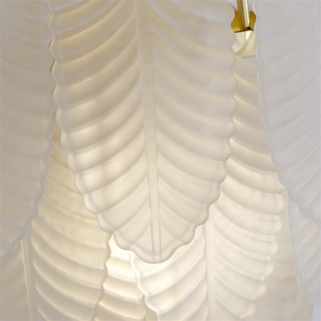 Feather 25cm Hvid/messing væglampe Fra Searchlight - De dekorative glasdele fanger og spreder lyset bl&oslash;dt, hvilket skaber en varm og behagelig gl&oslash;d og et levende lysbillede p&aring; v&aelig;ggen.