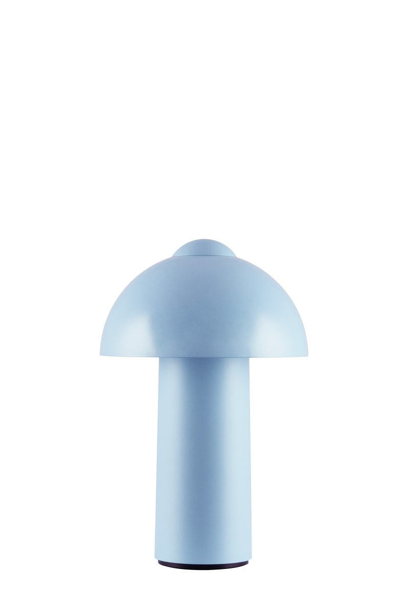 Buddy 25cm Lyseblå bærbar Fra Globen Lighting - Den er IP44-klassificeret og er derfor ideel til b&aring;de indend&oslash;rs og udend&oslash;rs brug, men b&oslash;r opbevares indend&oslash;rs, n&aring;r den ikke er i brug.