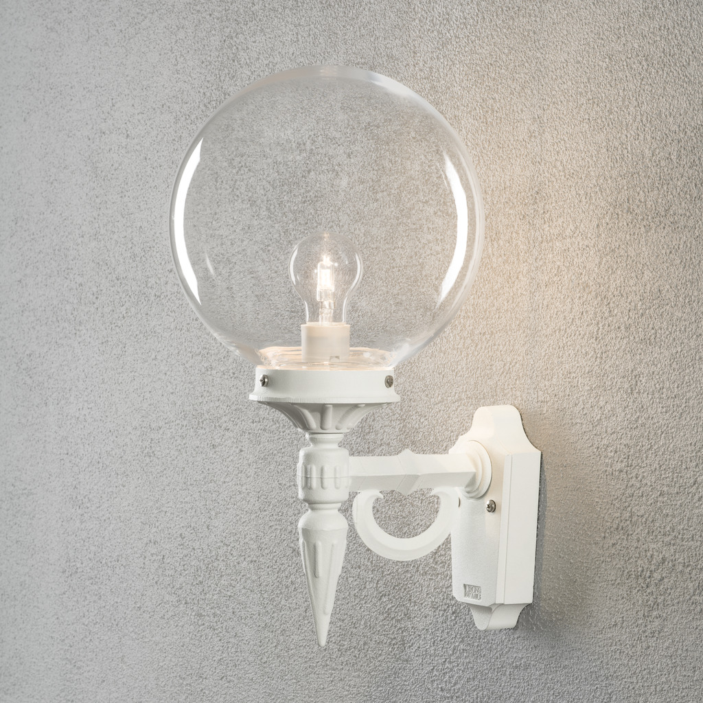 Orion Hvid udendørslampe Fra Konstsmide - Denne lampe er lavet af holdbare materialer og er designet til at modstå; alle vejrforhold, hvilket gør det til en bæredygtig og pålidelig løsning.
