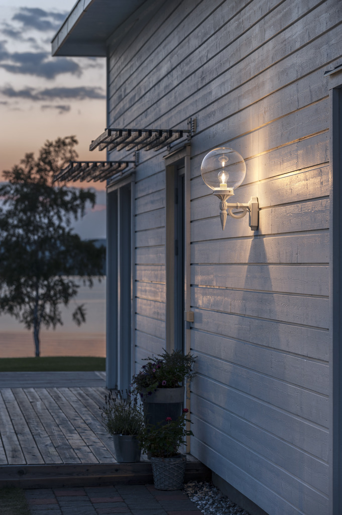 Orion Hvid udendørslampe Fra Konstsmide - Denne lampe er lavet af holdbare materialer og er designet til at modstå; alle vejrforhold, hvilket gør det til en bæredygtig og pålidelig løsning.