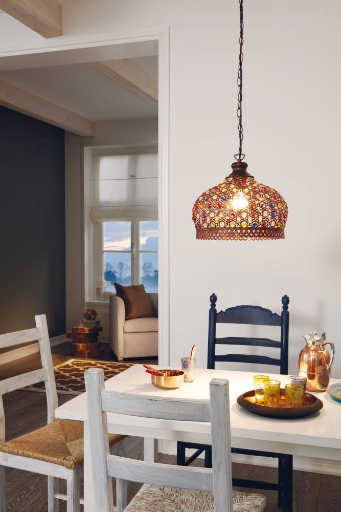 Jadida Ø33 Antik kobber loftslampe Fra Eglo - Denne form for belysning kan give et varmt og indbydende lysspil gennem de farvede detaljer, som gør den perfekt til at skabe en hyggelig atmosfære i stuer, spisestuer eller andre sociale rum, hvor man ønsker både dekorativ og funktionel belysning.
