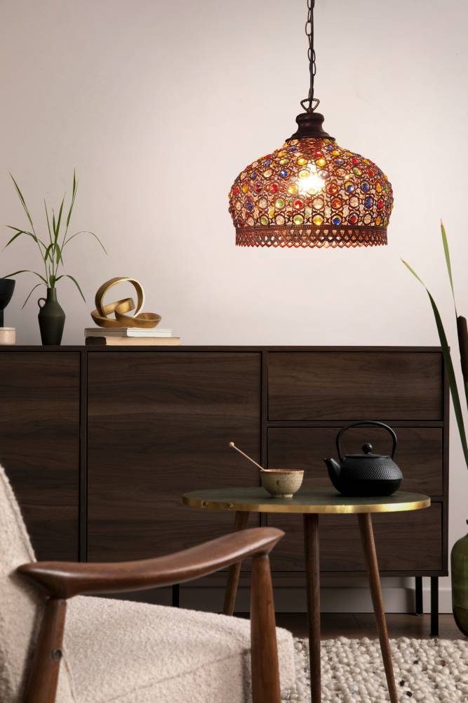 Jadida Ø33 Antik kobber loftslampe Fra Eglo - Denne form for belysning kan give et varmt og indbydende lysspil gennem de farvede detaljer, som gør den perfekt til at skabe en hyggelig atmosfære i stuer, spisestuer eller andre sociale rum, hvor man ønsker både dekorativ og funktionel belysning.