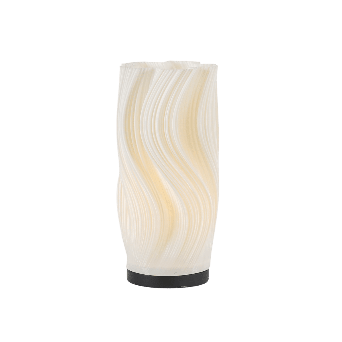 Caisa 30cm Hvid bordlampe Fra Pixie Design - Lampen har en smuk plastikskærm med en bølgeformet struktur, der spreder lyset blødt og skaber en varm atmosfære i rummet.