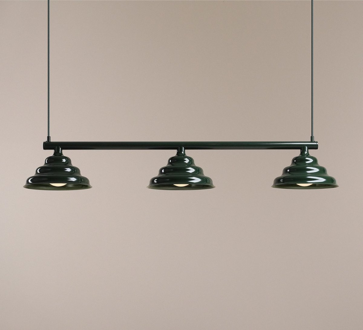 Wave 106cm Mørkegrøn loftslampe Fra Artera - De robuste skærme af metal i en mørkegrøn farve giver en flot spredning af lyset nedad, hvilket gør den perfekt til at hænge over spisebordet eller køkkenet.