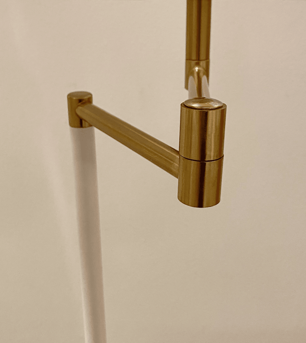 Birka Hvid gulvlampe Fra Aneta Lighting - Birka gulvlampe i hvidlakeret metal og detaljer i messing p&aring; drejearm, inklusive tekstilskærm.