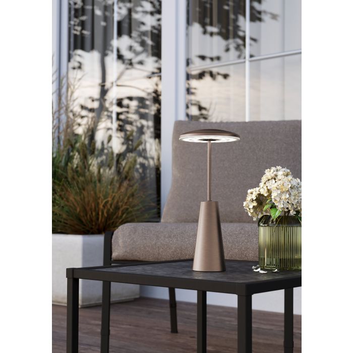 Piccola 28cm Bronze bærbar Fra Eglo - Piccola er en fleksibel og stilfuld lyskilde, der passer lige godt i hjemmet og på farten.