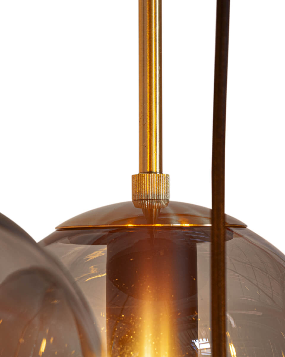 Laura Ø53 Røggrå loftslampe Fra By Rydéns - Denne lampe er lavet af mat sort metal med stilfulde messingdetaljer og udstr&aring;ler en tidl&oslash;s charme.