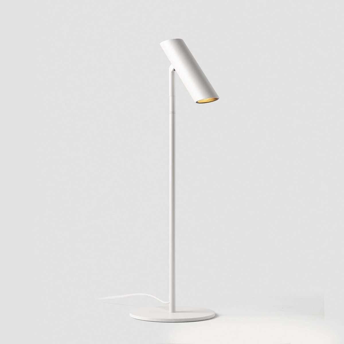 Leo 48cm Hvid skrivebordslampe Fra Faro Barcelona - Leo er en hvid bordlampe med integreret LED, der kombinerer alsidighed med moderne design.