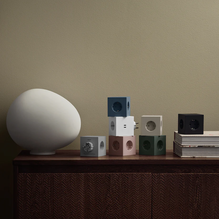 Square 2 Socket extender with 30W Dual USBC Sand Fra Avolt - Stikkontaktforl&aelig;nger fra Avolt i et stilfuldt design med en kube lavet af genbrugsplast og en magnetisk plade i bunden, s&aring; den kan h&aelig;nges p&aring; v&aelig;ggen.