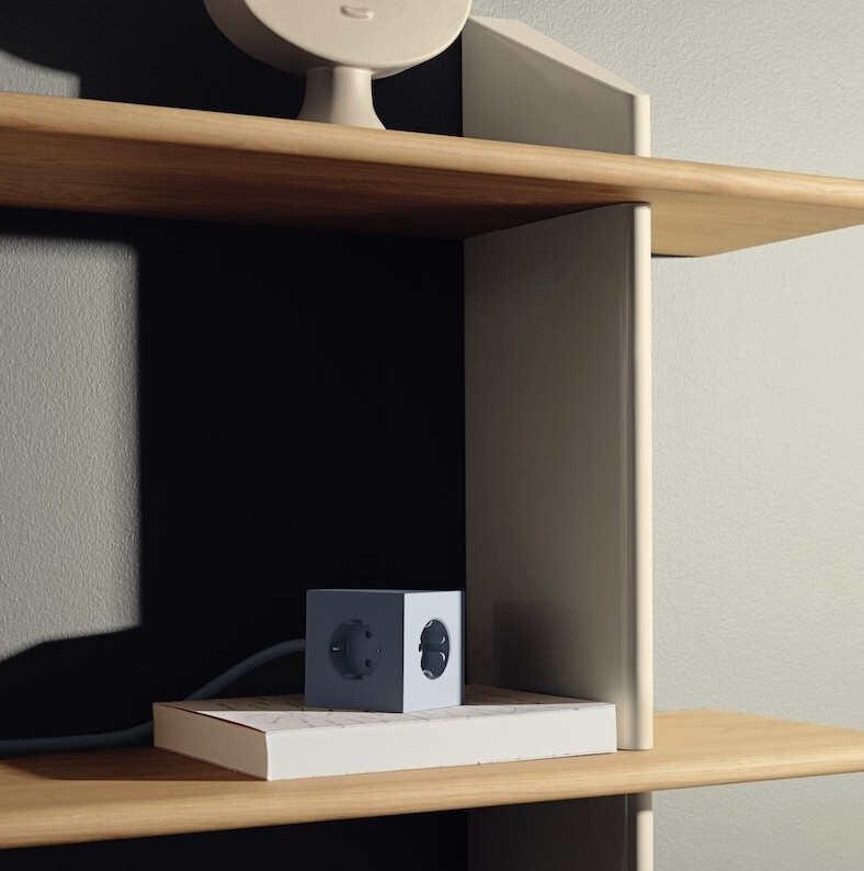 Square 1 with 30W Dual USBC & Magnetic base, 3m Blå Fra Avolt - Str&oslash;mskinne fra Avolt med et stilfuldt design med en lang PVC-ledning, en terning lavet af genbrugsplast og en magnetisk plade i bunden, s&aring; den kan h&aelig;nges p&aring; v&aelig;ggen.