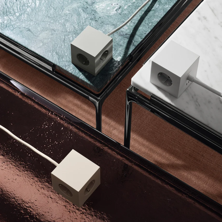Square 1 with 30W Dual USBC & Magnetic base, 3m Sand Fra Avolt - Str&oslash;mskinne fra Avolt med et stilfuldt design med en lang PVC-ledning, en terning lavet af genbrugsplast og en magnetisk plade i bunden, s&aring; den kan h&aelig;nges p&aring; v&aelig;ggen.