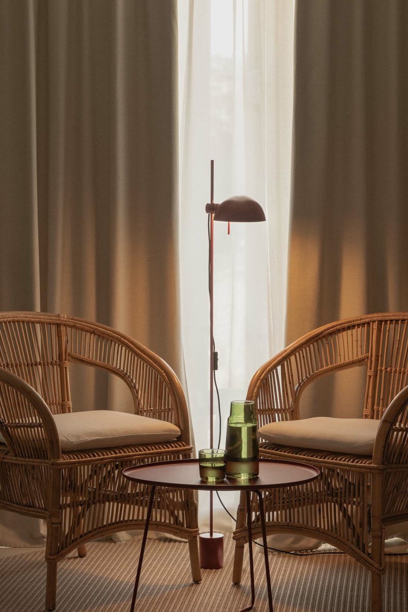 Matilda Bourgogne gulvlampe Fra Faro Barcelona - Med en drejelig sk&aelig;rm og justerbar h&oslash;jde tilbyder den fleksibel belysning til b&aring;de l&aelig;sning og stemningsbelysning.