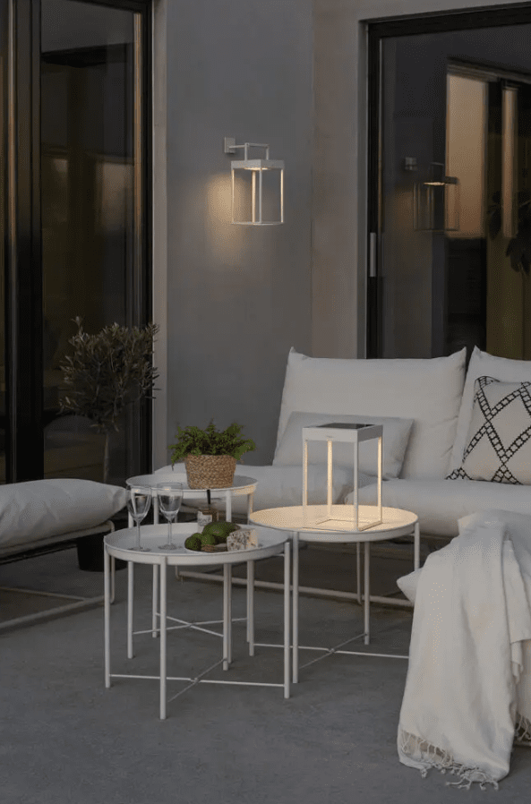 Portofino 30cm Hvid solcellelampe Fra Konstsmide - Lampen oplades med solpanelet på 20h eller med det medfølgende USB-C kabel på 6h.