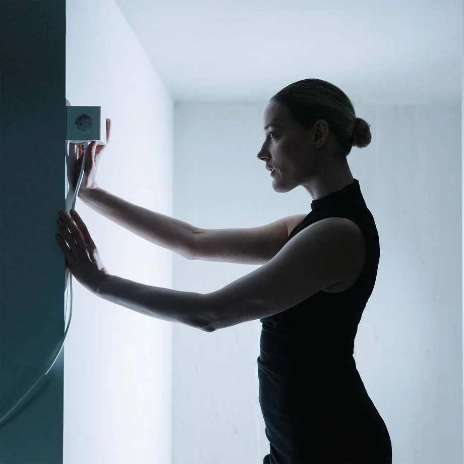 Square 1 with 30W Dual USBC & Magnetic base, 3m, Martinelli Luce edition Hvid Fra Avolt - Str&oslash;mskinne fra Avolt med et stilfuldt design med en lang PVC-ledning, en terning lavet af genbrugsplast og en magnetisk plade i bunden, s&aring; den kan h&aelig;nges p&aring; v&aelig;ggen.