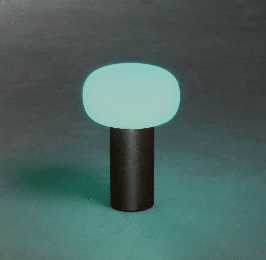 Antibes 20cm Sort bærbar Fra Konstsmide - Antibes er en moderne genopladelig bordlampe til udendørs brug med mange funktioner.