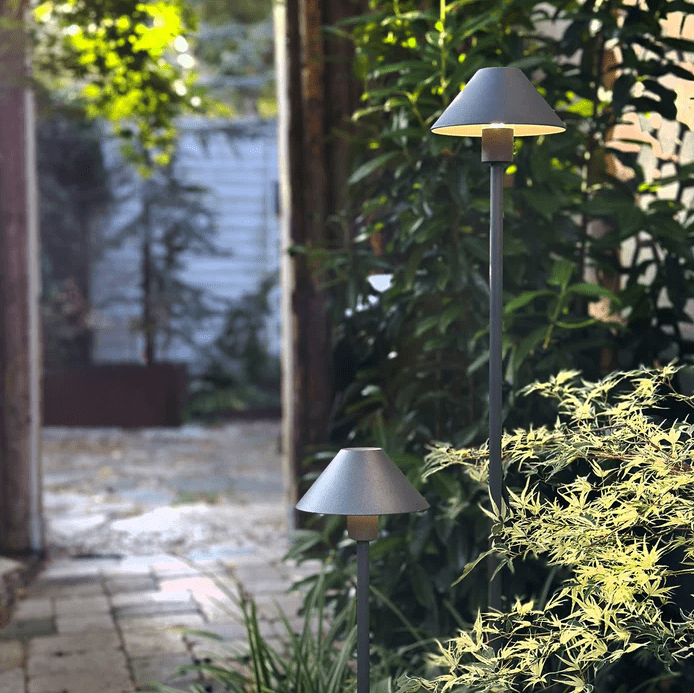 Apollo Flex Mørkegrå Fra Lightson - Apollo Flex &auml;r perfekt f&ouml;r dig som &auml;lskar skandinavisk design och letar efter en n&auml;ttare lampa till din kruka, rabatt eller g&aring;ng.