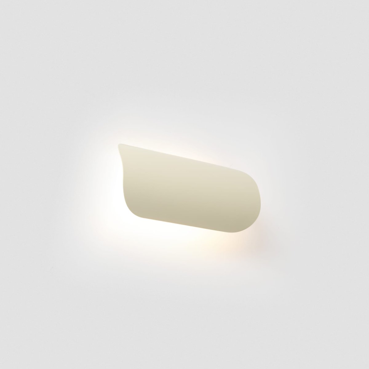Novo 25cm Beige væglampe Fra Faro Barcelona - Lavet af metal og kan monteres b&aring;de lodret og vandret - perfekt til fleksible interi&oslash;rer.