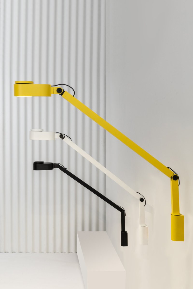 Inviting 86cm Hvid væglampe Fra Faro Barcelona - Inviting er en hvid v&aelig;glampe med justerbar arm, designet til at give optimal lyskomfort, n&aring;r man l&aelig;ser, arbejder eller studerer.
