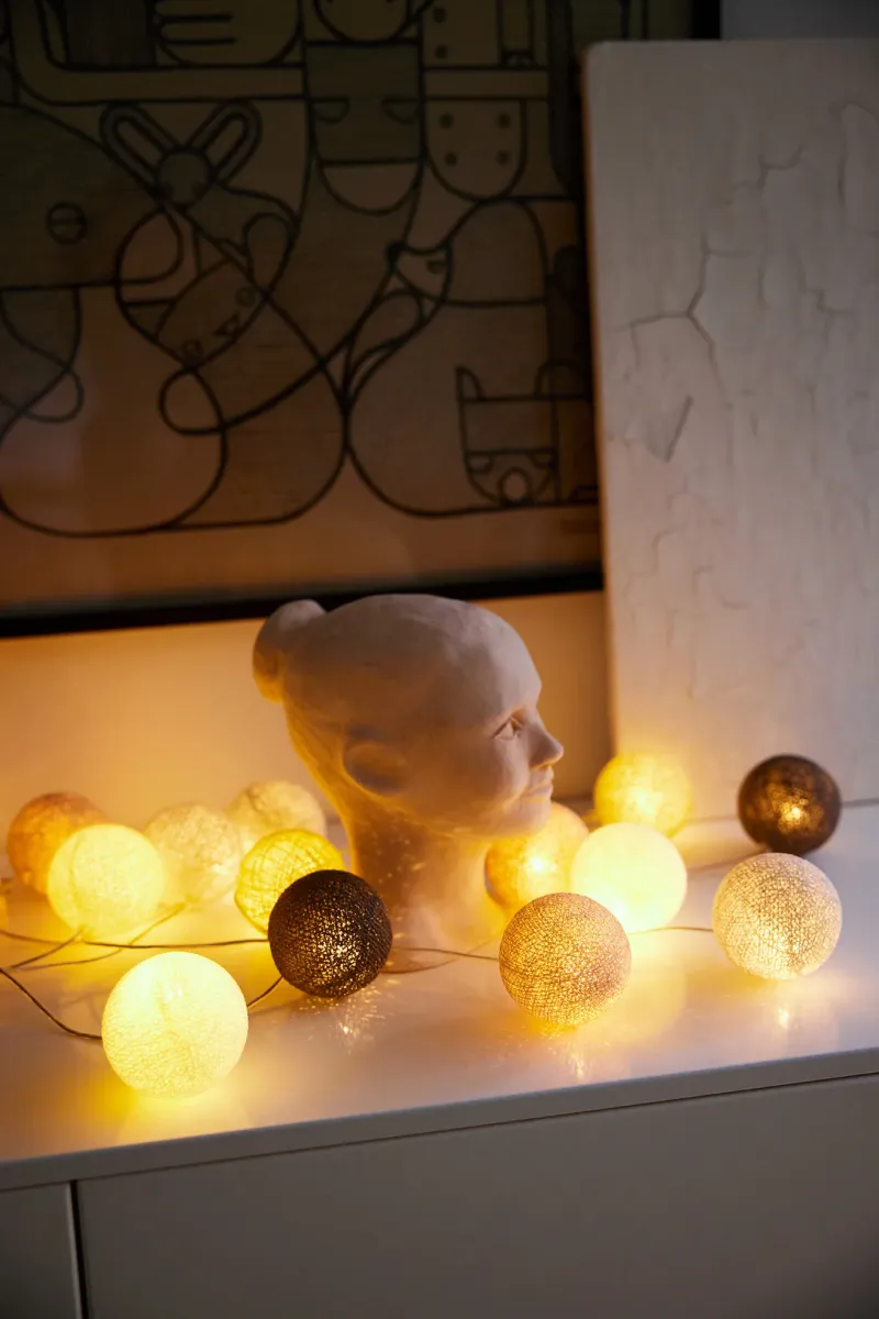 Irislights Blush 35-lights Flerfarvet Fra Irislights - Kuglerne spreder en behagelig gl&oslash;d, n&aring;r k&aelig;den er t&aelig;ndt, og den kan placeres p&aring; mange forskellige m&aring;der for at skabe variation!