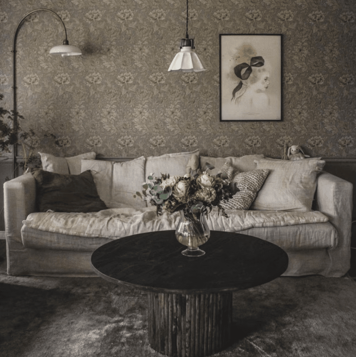 Margareta Ø18 Hvid vindueslampe Fra Strömshaga - Sk&aelig;rmen har en marmoreret finish, der er malet i h&aring;nden, hvilket betyder, at der kan forekomme uregelm&aelig;ssigheder og forskelle.