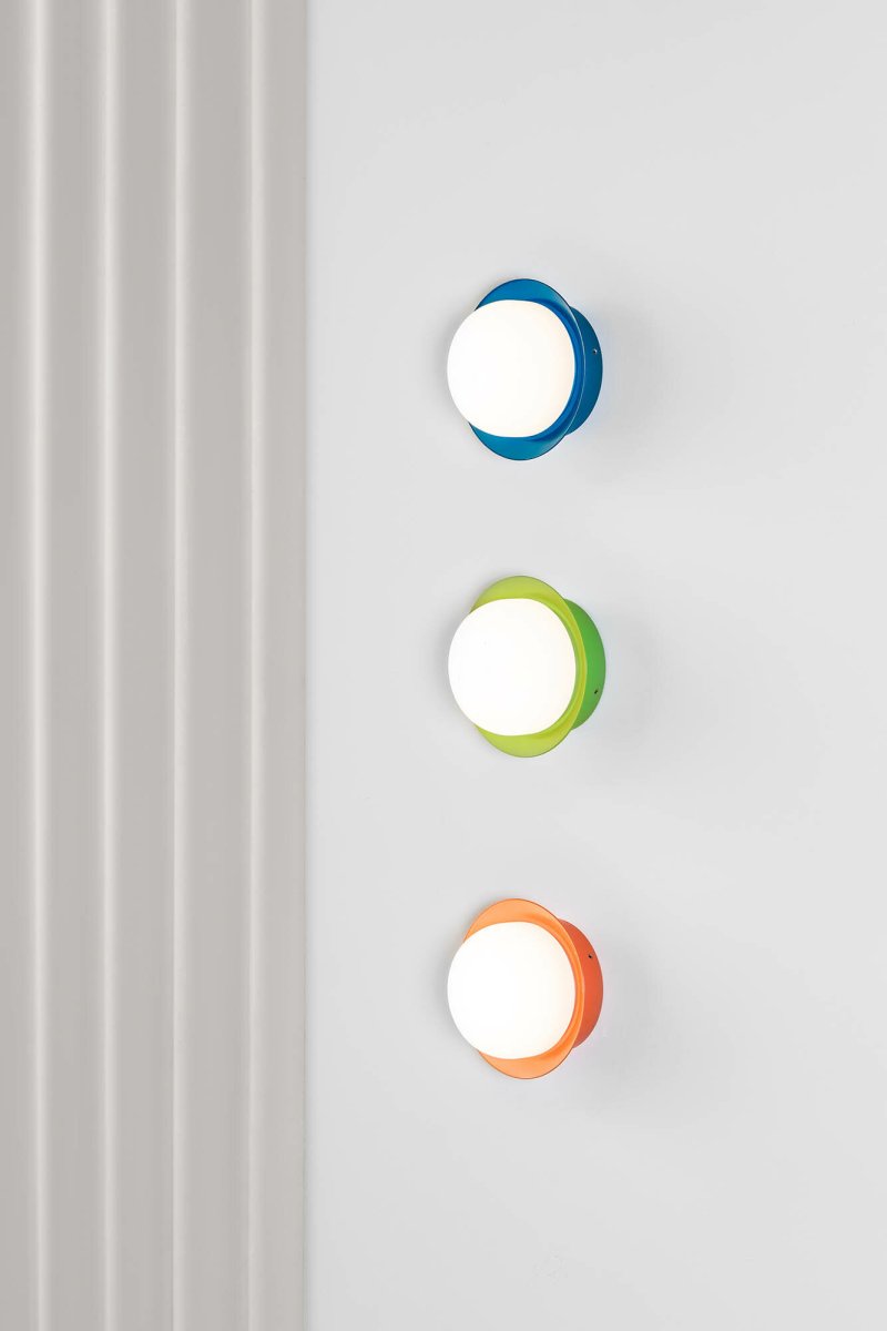 May Ø12 Blå badeværelseslampe Fra Faro Barcelona - May er en rund og stilfuld lampe designet af Faro Lab, som kan monteres b&aring;de p&aring; v&aelig;ggen og i loftet.