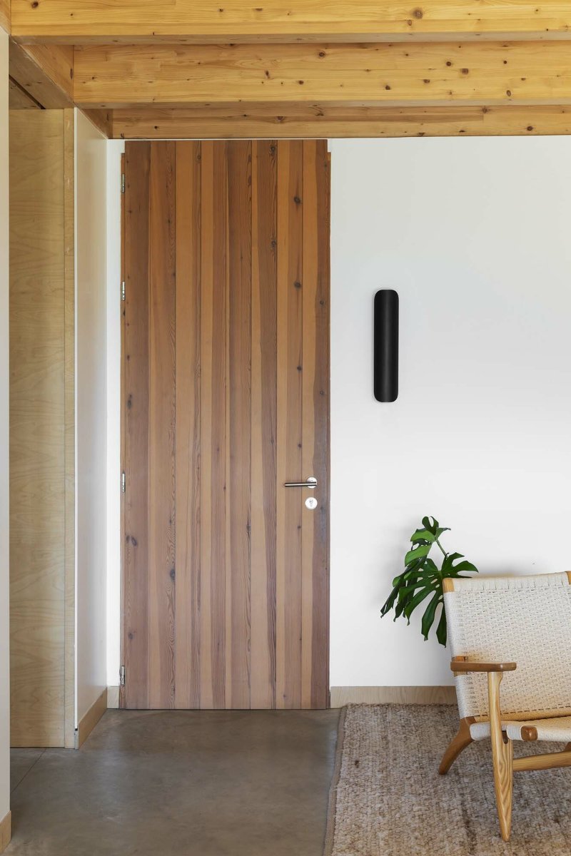 Novo 50cm Sort væglampe Fra Faro Barcelona - Lampen er lavet af metal og kan monteres b&aring;de lodret og vandret, hvilket g&oslash;r den fleksibel til forskellige rum og behov.