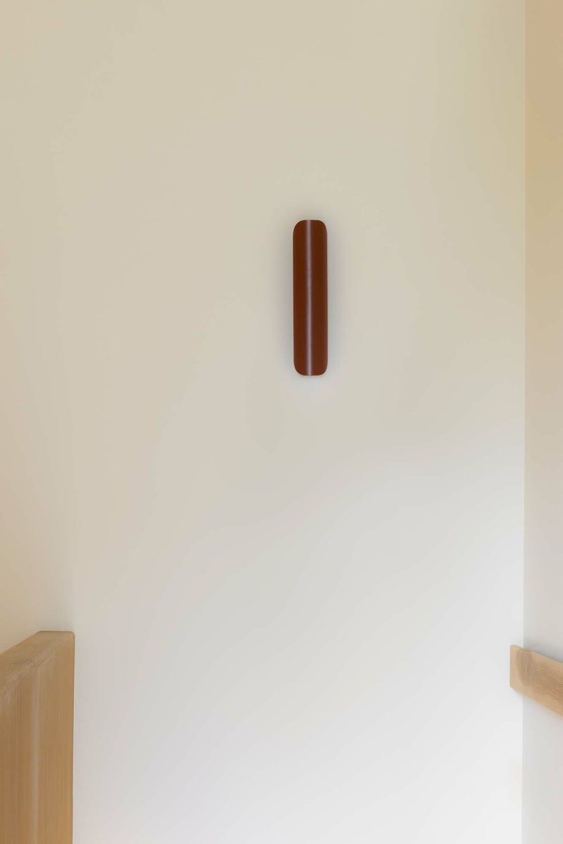 Novo 50cm Terrakotta væglampe Fra Faro Barcelona - Lampen er lavet af metal og kan monteres b&aring;de lodret og vandret, hvilket g&oslash;r den fleksibel til forskellige rum og behov.
