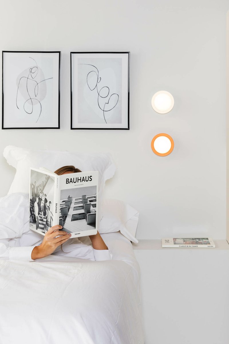 May Ø12 Koral badeværelseslampe Fra Faro Barcelona - May er en rund og stilfuld lampe designet af Faro Lab, som kan monteres b&aring;de p&aring; v&aelig;ggen og i loftet.